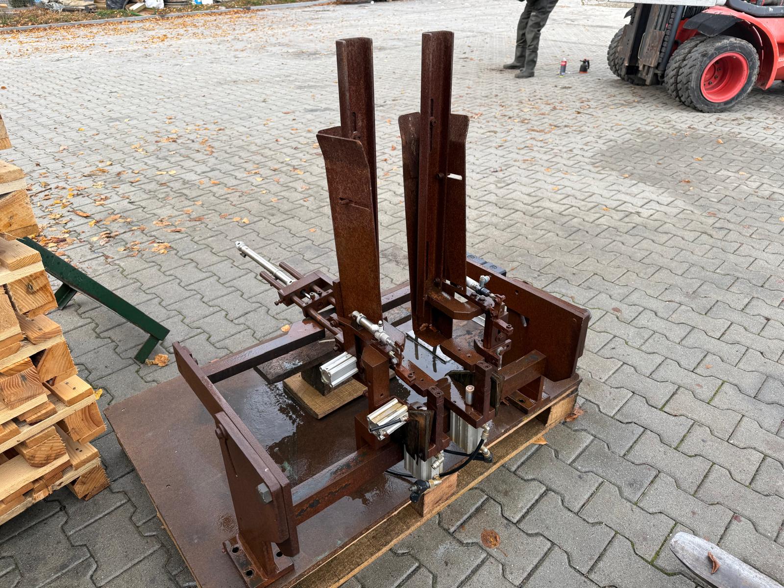 Podajnik pneumatyczny do wiertarki – automat podający elementy drewniane